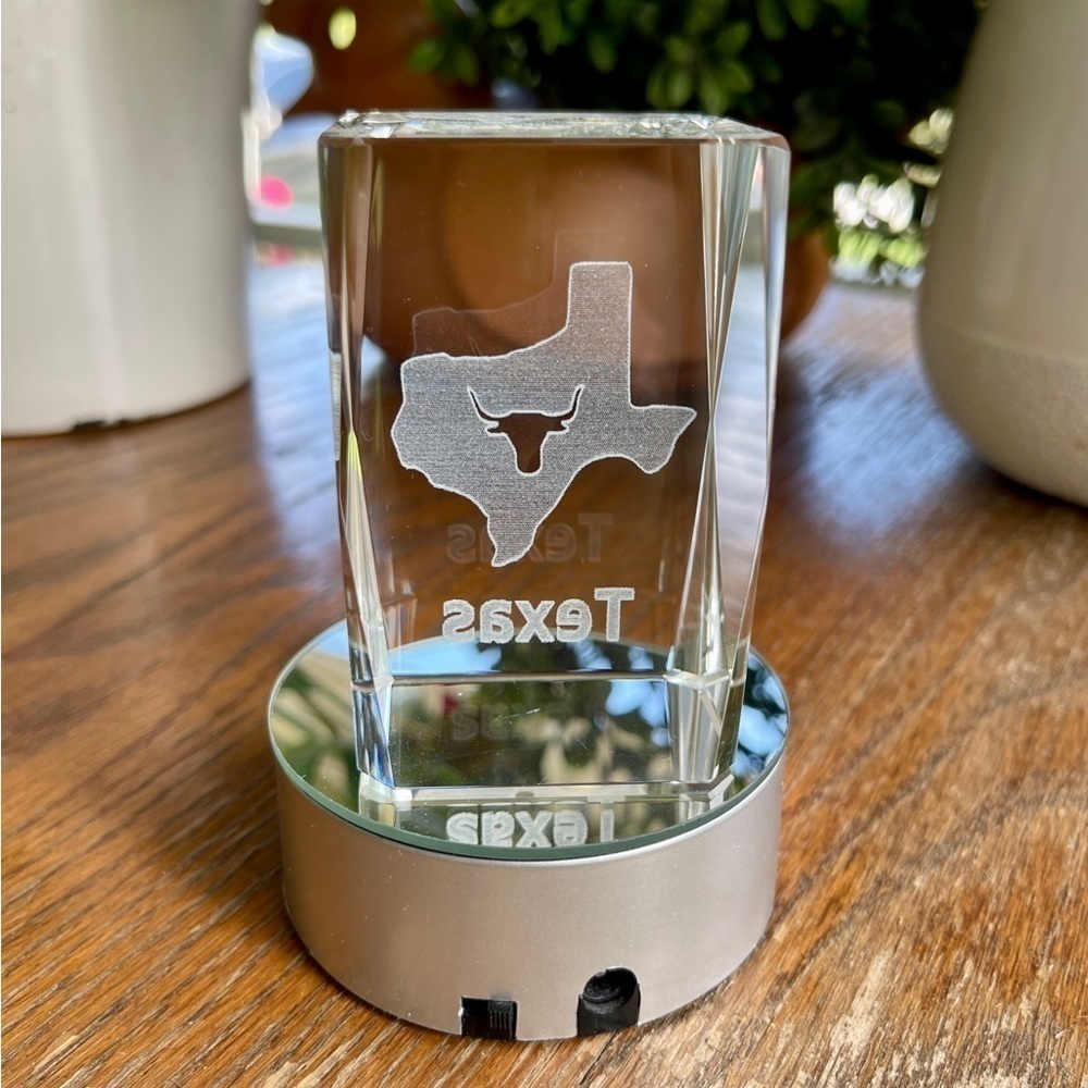 CRYSTAL, GLASS CUBE, ENGRAVED ETCHING OF TEXAS. SETS ON MIRRORED BASE - Picture 5 of 10